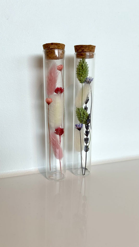Proefbuisje met droogbloemen